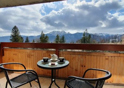 Duży balkon z miejscami do siedzenia oraz widokiem na Giewont (Tatry) - Apartament Berdo - Kościelisko k. Zakopanego